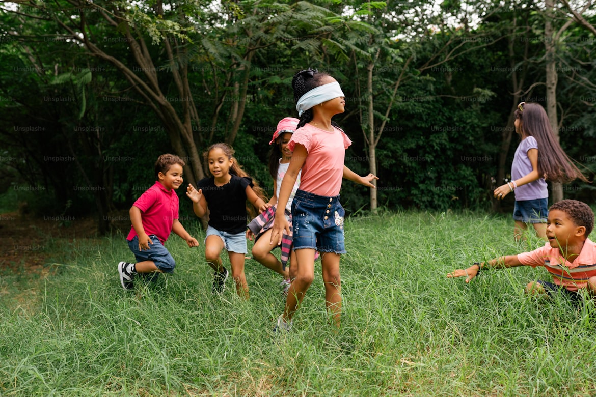 Crianças brincando ao ar livre