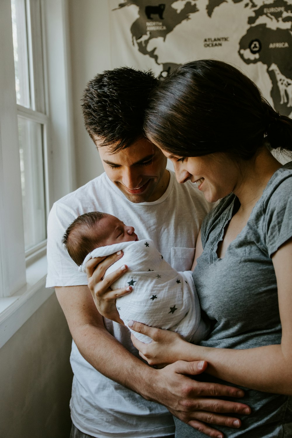 Família com criança em momento afetuoso